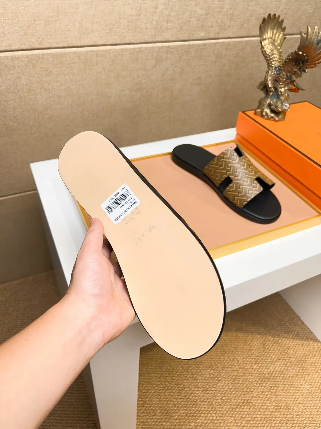 Men's clothing and shoes 💰280 💅💅💅 new arrival. Hermes Hermes official website latest counter synchronized new oran color leather H slippers, the original Paris version flew back to the original model and opened the mold to make it perfectly🍌The highest quality Sincerity, you can enter and leave the counter at will [Deyi] The upper is made of original customized  colored palm prints, crocodile print, ostrich print, colored cow leather, colored cow suede, 🤔 horse hair, 🥳 colored diamonds, 🥰 3D printing, and other genuine leather slippers, imported cow pattern foot pad lining, Italian  latest original genuine leather combination outsole Code number: 38-48 (customized at 46.47.48) Can be made into picture combination sole with genuine leather pattern and ordinary molded outsole